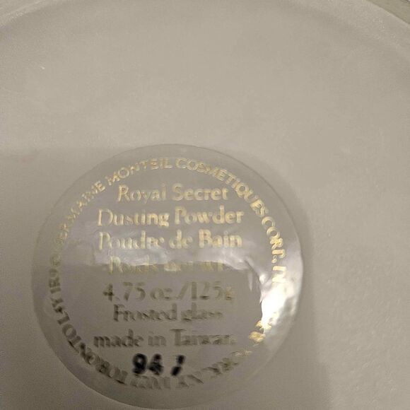 Powder Dish or Trinket Box Art Deco Lidded Round Satin Glass - Picture 3 of 5